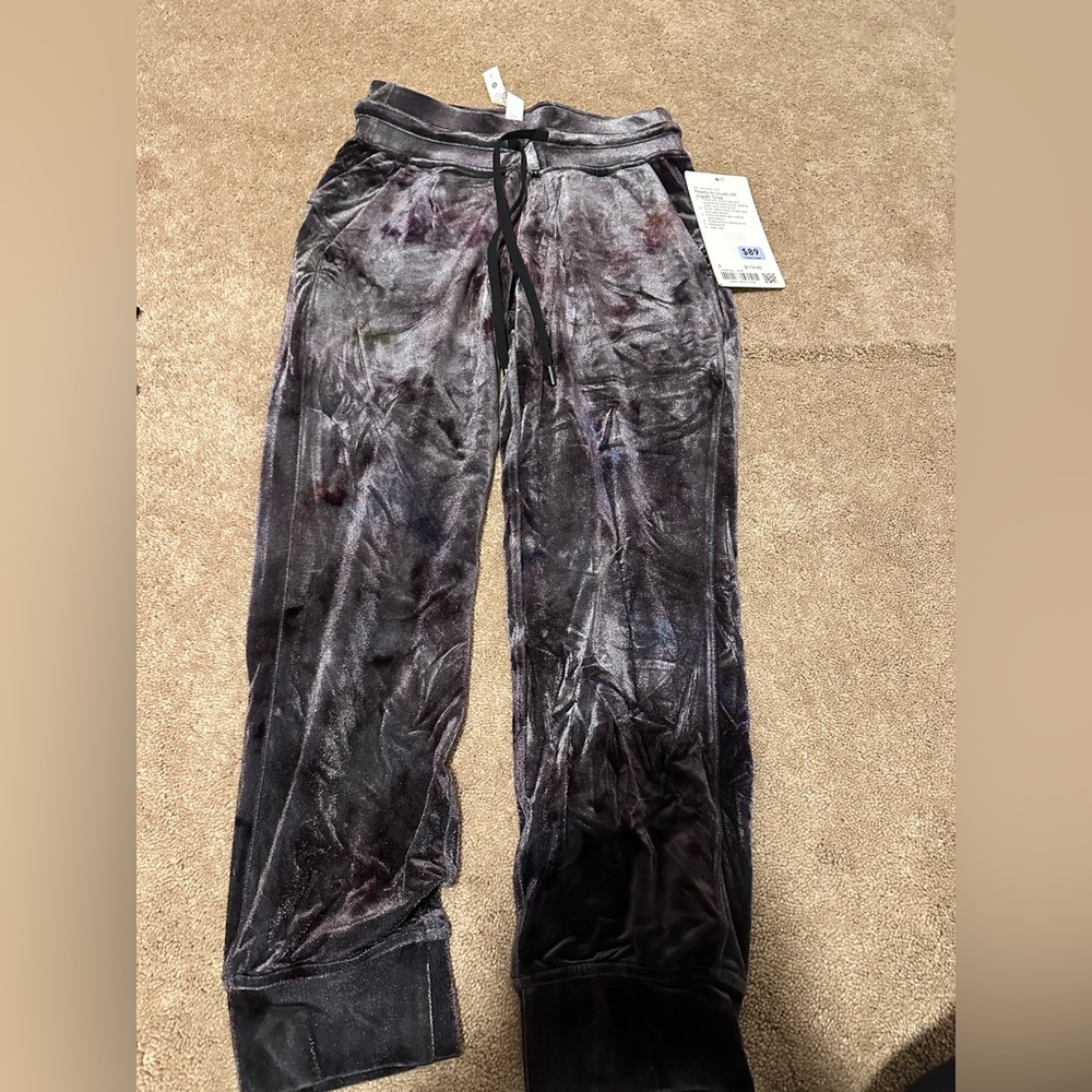 NWT LULU size 0 women’s cropped joggers
